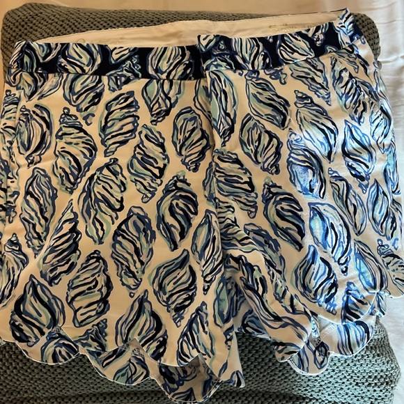 2 pair Lilly Pulitzer scalloped shorts - Picture 6 of 8